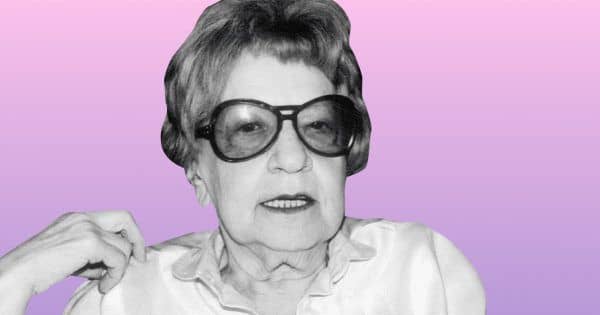 Retrato en blanco y negro de Kató Lomb, una famosa poliglota.