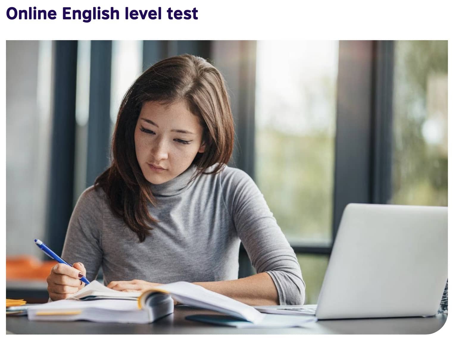 Mujer joven realizando una prueba de inglés online.