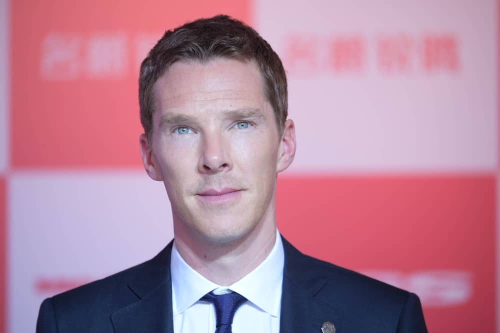 Retrato de Benedict Cumberbatch mostrando sus ojos azules claros.