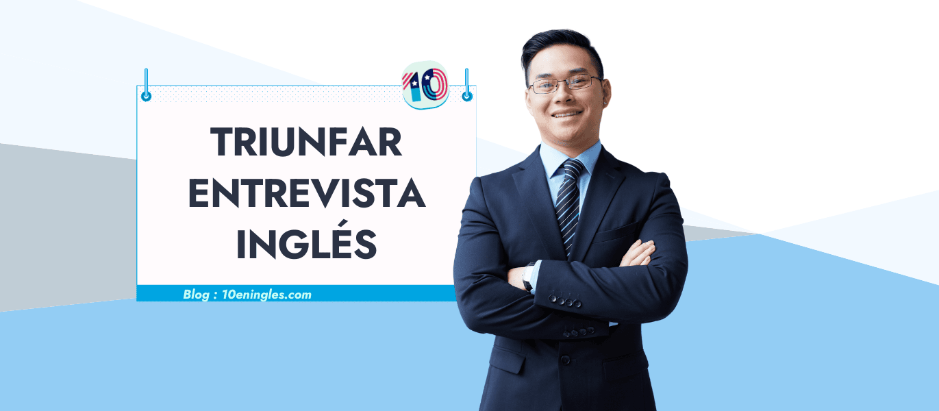 Hombre de negocios asiático con traje y gafas sonriendo con los brazos cruzados. Imagen relacionada con cómo superar con éxito una entrevista de trabajo en inglés
