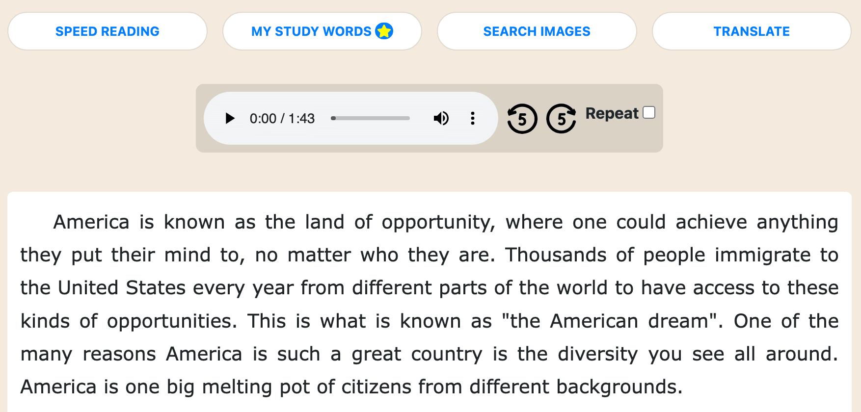 Captura de pantalla de un sitio web de aprendizaje de inglés con un texto sobre el "sueño americano", opciones de velocidad de lectura, repetición y traducción.