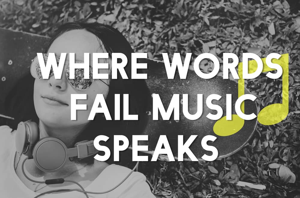 Una persona joven con gafas de sol y auriculares, recostada sobre un fondo con hojas y un monopatín. La frase "WHERE WORDS FAIL MUSIC SPEAKS" se superpone en blanco con una nota musical amarilla.